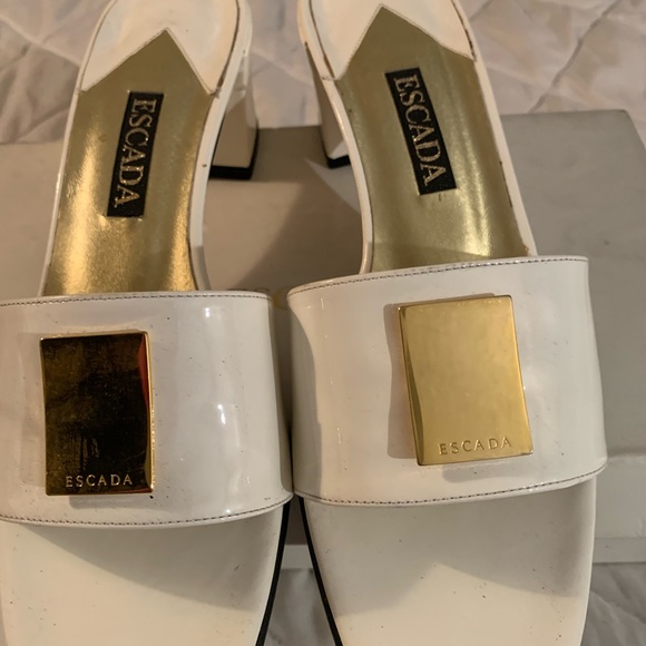 ESCADA WHITE PATENT LEATHER SANDALS. - Picture 2 of 6